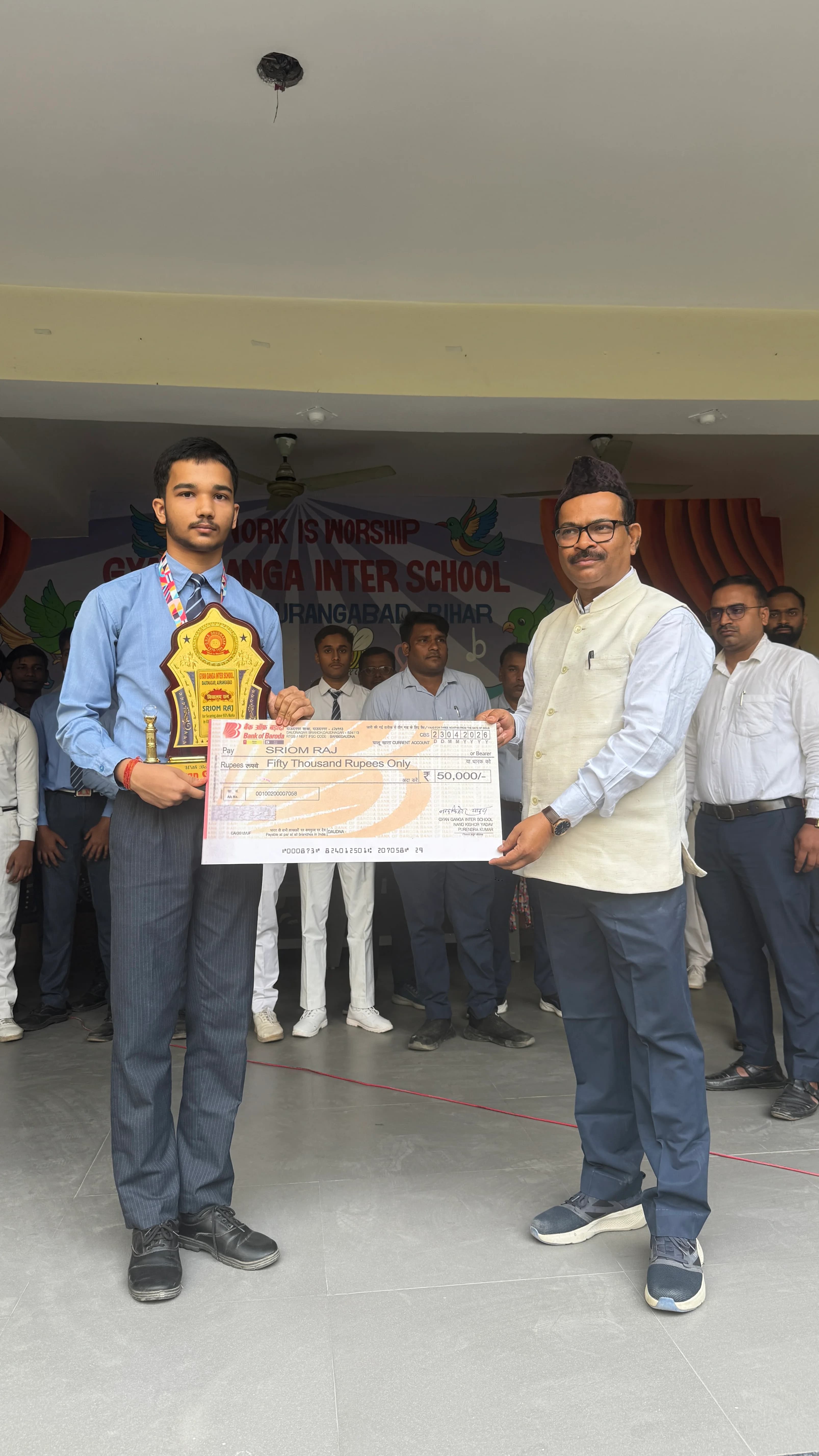 Sriom Raj receiving ₹50,000 cash cheque