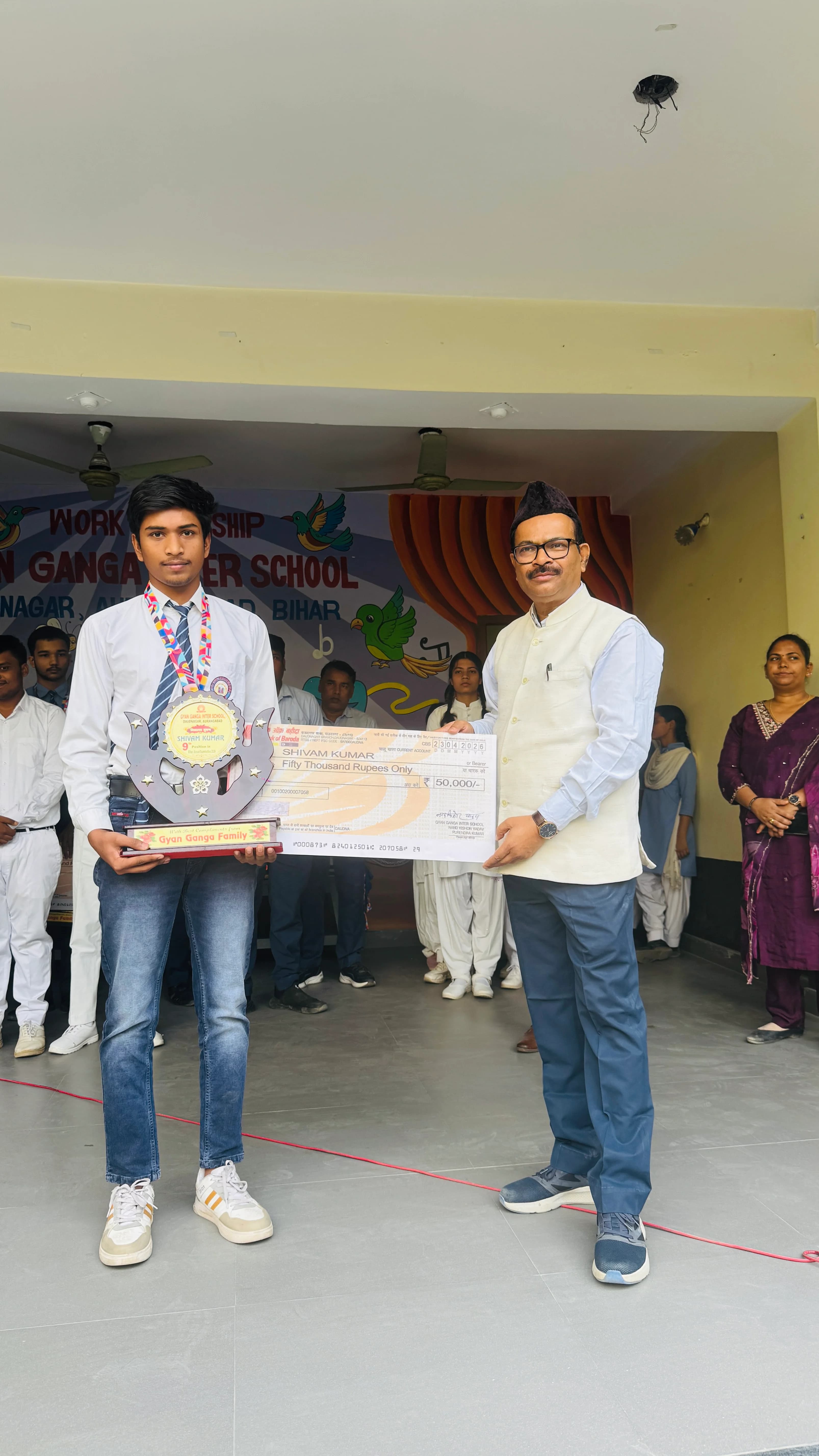 Shivam Kumar receiving ₹50,000 cash cheque